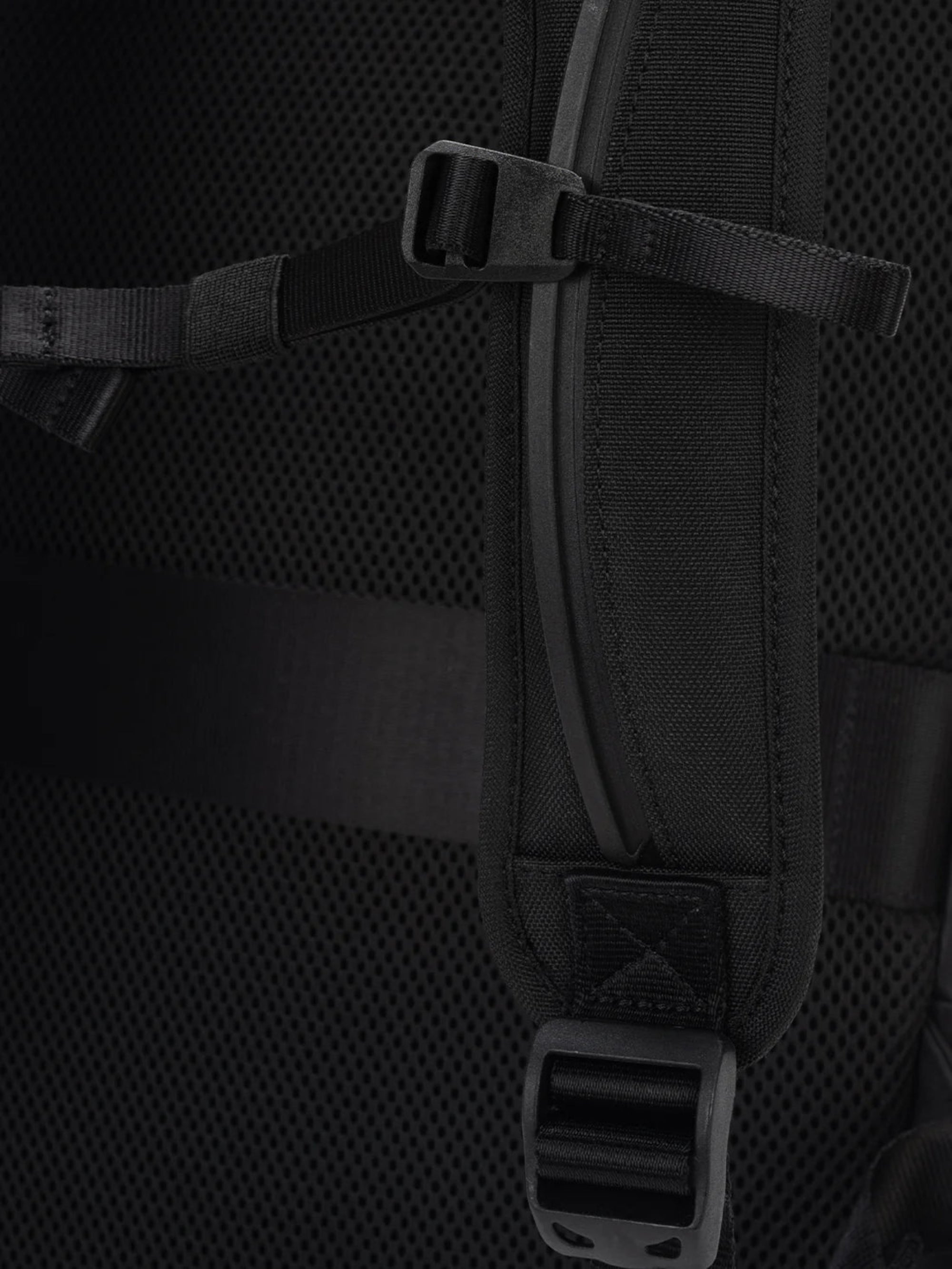 Côte&Ciel Saru Sleek backpack chest strap details