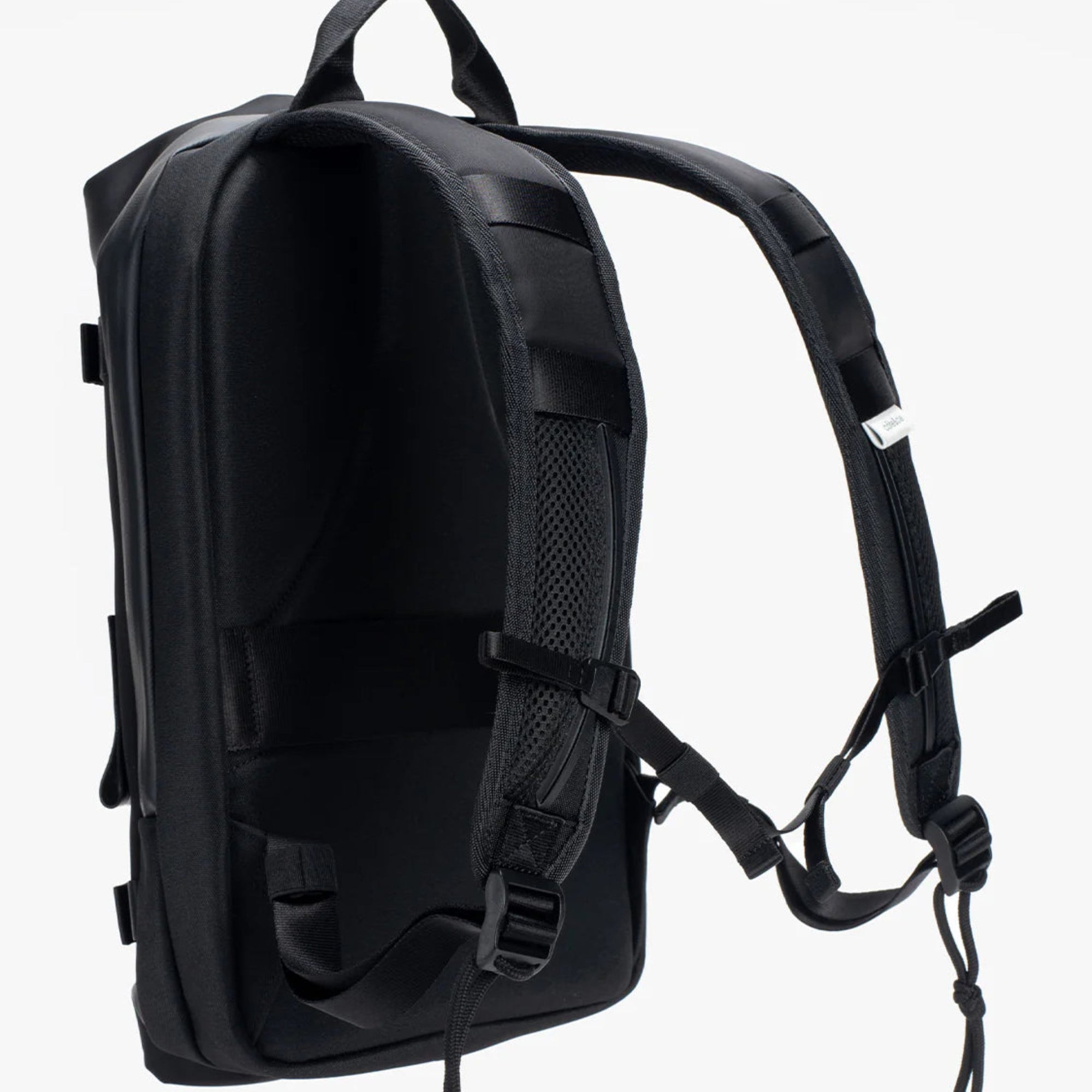 Côte&Ciel Yukon Sleek backpack shoulder straps and chest strap
