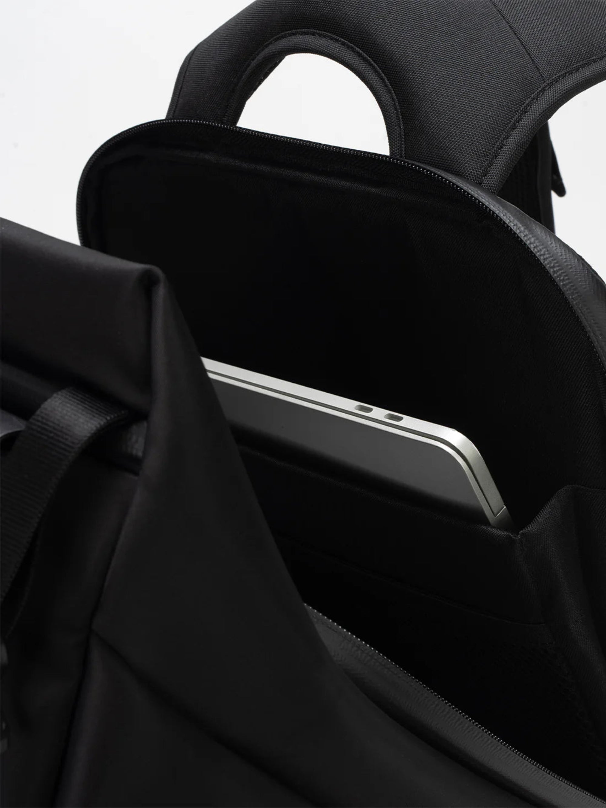 Côte&Ciel Saru Sleek backpack laptop compartment